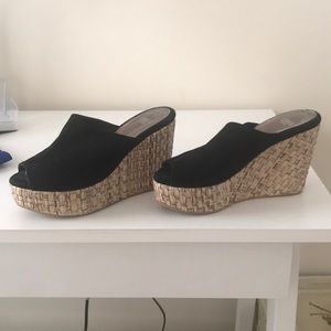 Open-toed black and beige wedge shoes